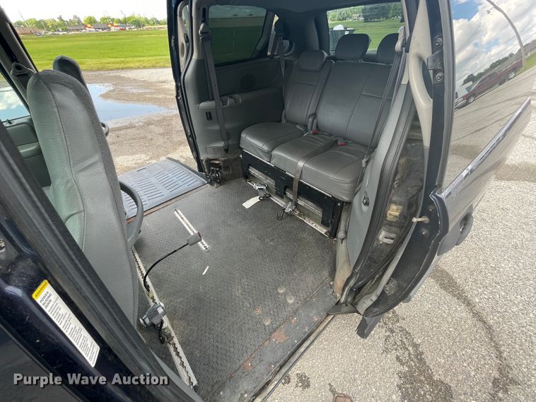 image for item IC9417 2005 Dodge Grand Caravan  handicap accessible van