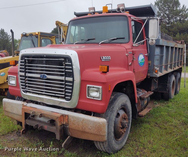 image for item IK9311 1990 Ford L8000  dump truck