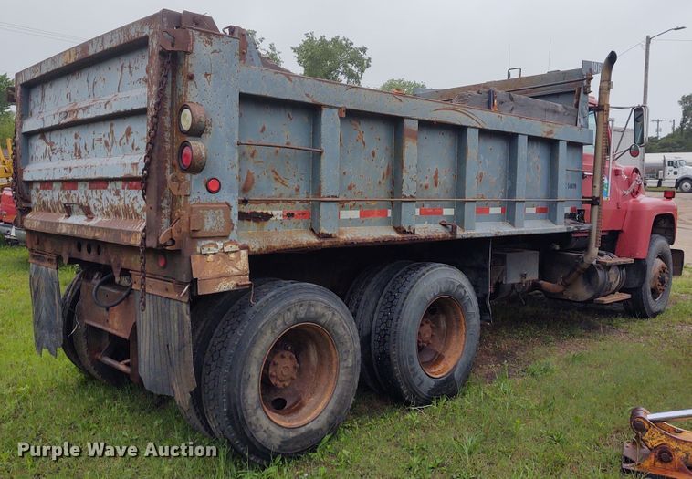 image for item IK9311 1990 Ford L8000  dump truck