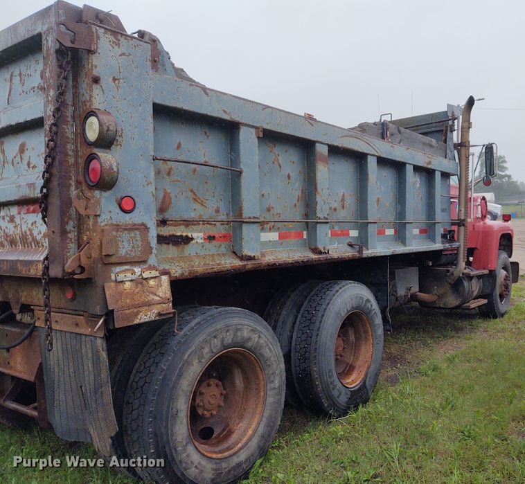 image for item IK9311 1990 Ford L8000  dump truck