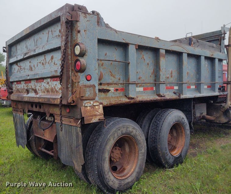 image for item IK9311 1990 Ford L8000  dump truck