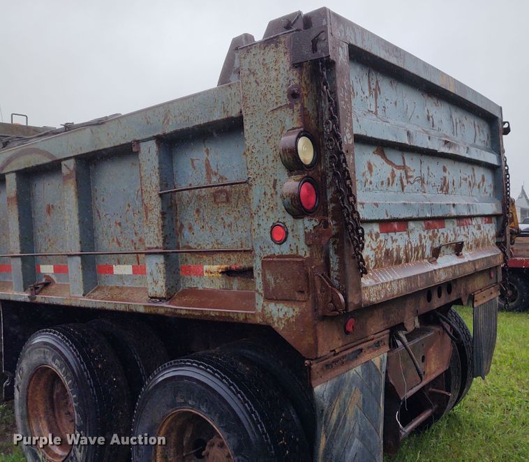 image for item IK9311 1990 Ford L8000  dump truck