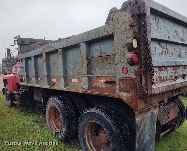 image for item IK9311 1990 Ford L8000  dump truck