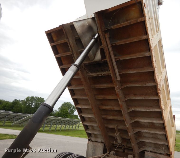 image for item IL9430 2006 Freightliner Business Class M2  dump truck