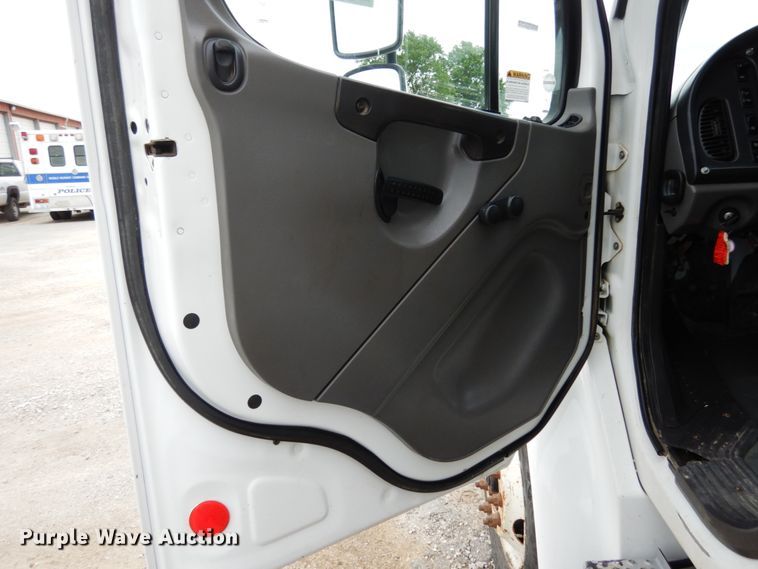 image for item IL9430 2006 Freightliner Business Class M2  dump truck