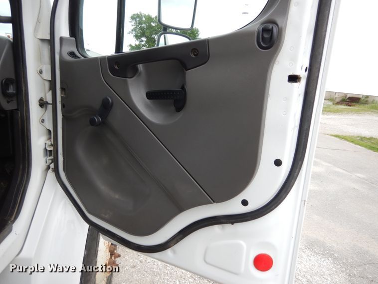 image for item IL9430 2006 Freightliner Business Class M2  dump truck