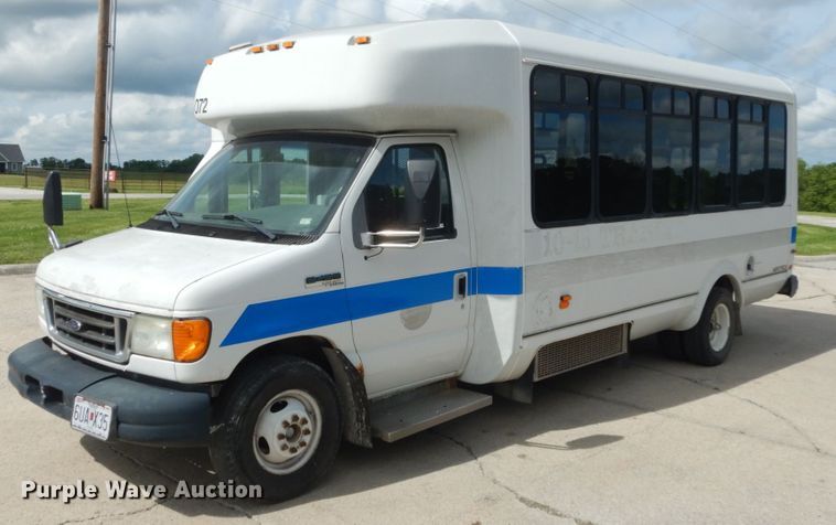 image for item IL9490 2006 Ford Econline E450 Super Duty  Aerotech shuttle bus