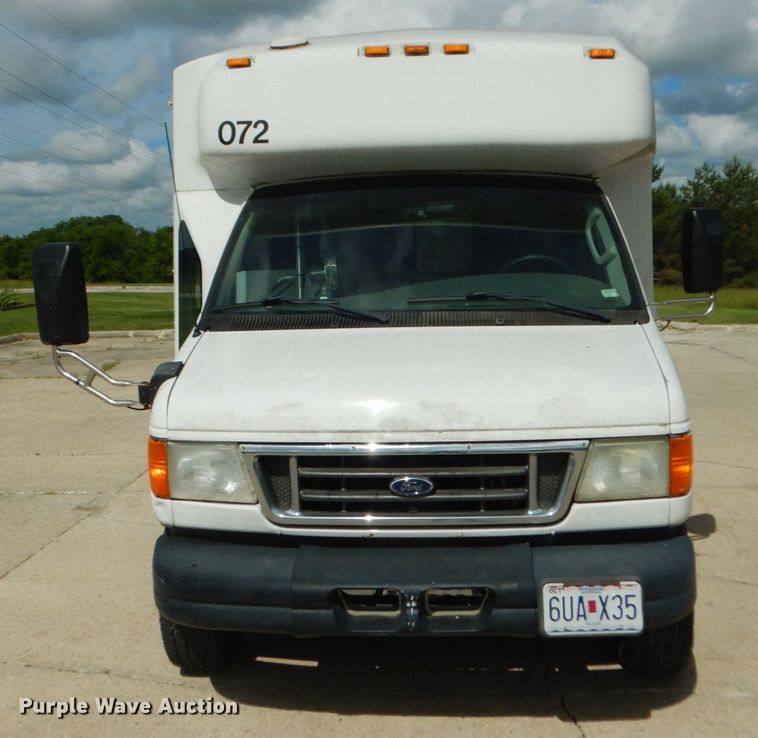 image for item IL9490 2006 Ford Econline E450 Super Duty  Aerotech shuttle bus