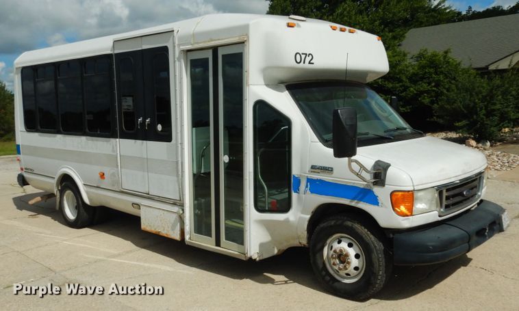 image for item IL9490 2006 Ford Econline E450 Super Duty  Aerotech shuttle bus