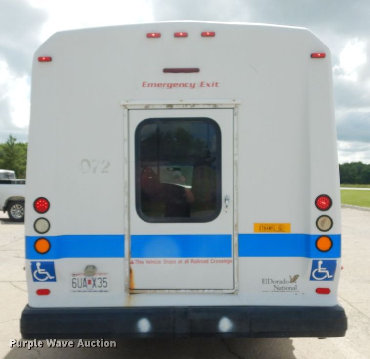 image for item IL9490 2006 Ford Econline E450 Super Duty  Aerotech shuttle bus