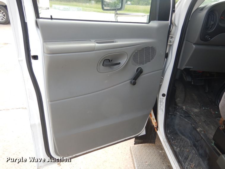 image for item IL9490 2006 Ford Econline E450 Super Duty  Aerotech shuttle bus