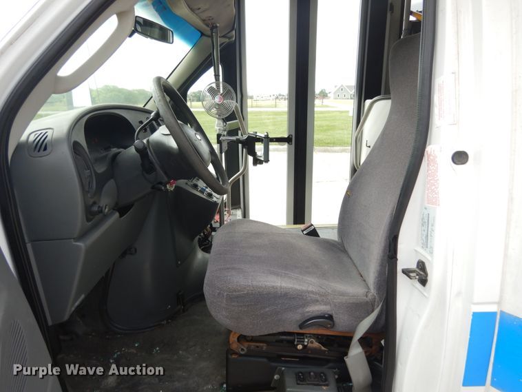 image for item IL9490 2006 Ford Econline E450 Super Duty  Aerotech shuttle bus