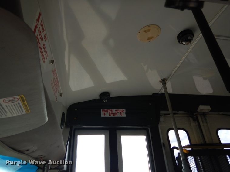 image for item IL9490 2006 Ford Econline E450 Super Duty  Aerotech shuttle bus