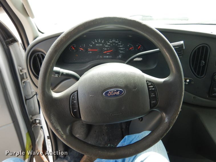 image for item IL9490 2006 Ford Econline E450 Super Duty  Aerotech shuttle bus