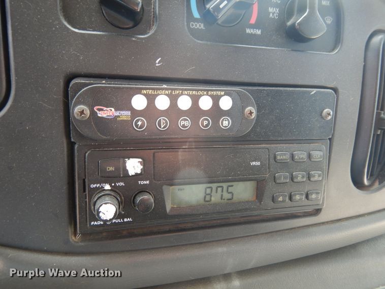 image for item IL9490 2006 Ford Econline E450 Super Duty  Aerotech shuttle bus