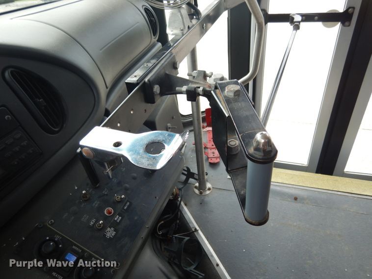 image for item IL9490 2006 Ford Econline E450 Super Duty  Aerotech shuttle bus