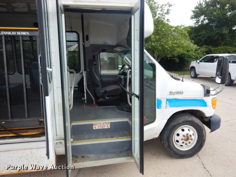 image for item IL9490 2006 Ford Econline E450 Super Duty  Aerotech shuttle bus