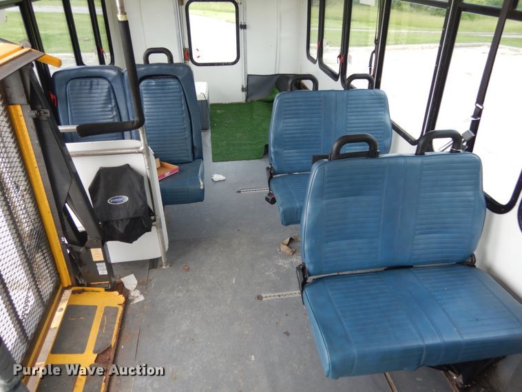 image for item IL9490 2006 Ford Econline E450 Super Duty  Aerotech shuttle bus