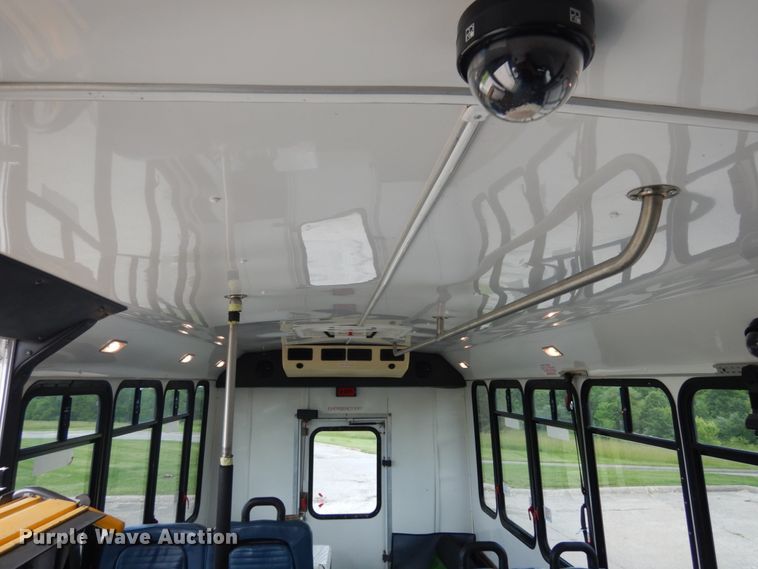 image for item IL9490 2006 Ford Econline E450 Super Duty  Aerotech shuttle bus