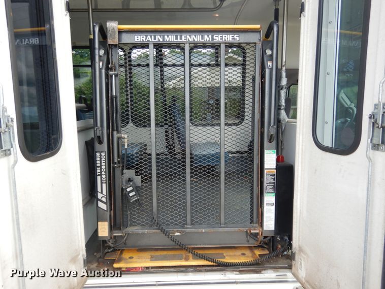 image for item IL9490 2006 Ford Econline E450 Super Duty  Aerotech shuttle bus