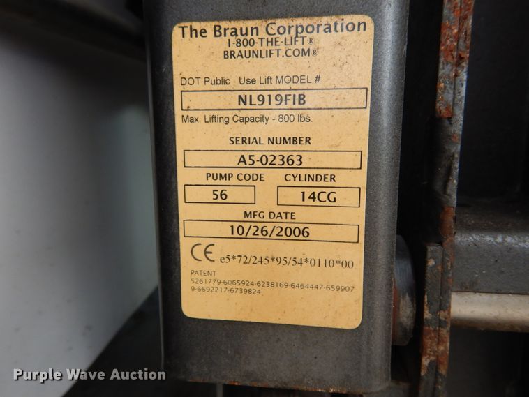 image for item IL9490 2006 Ford Econline E450 Super Duty  Aerotech shuttle bus