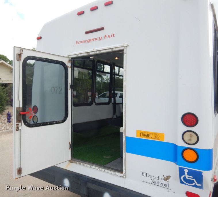 image for item IL9490 2006 Ford Econline E450 Super Duty  Aerotech shuttle bus