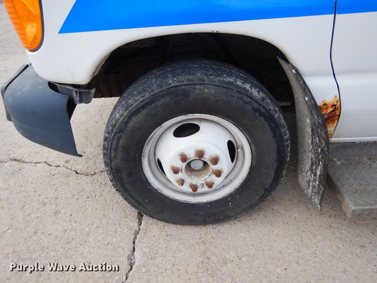 image for item IL9490 2006 Ford Econline E450 Super Duty  Aerotech shuttle bus