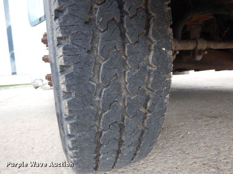 image for item IL9490 2006 Ford Econline E450 Super Duty  Aerotech shuttle bus