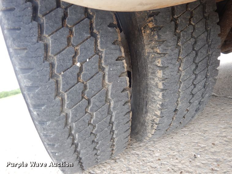 image for item IL9490 2006 Ford Econline E450 Super Duty  Aerotech shuttle bus