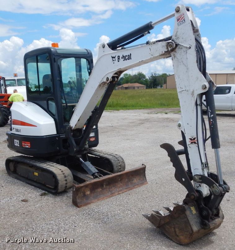 image for item IL9495 2015 Bobcat E32  mini excavator