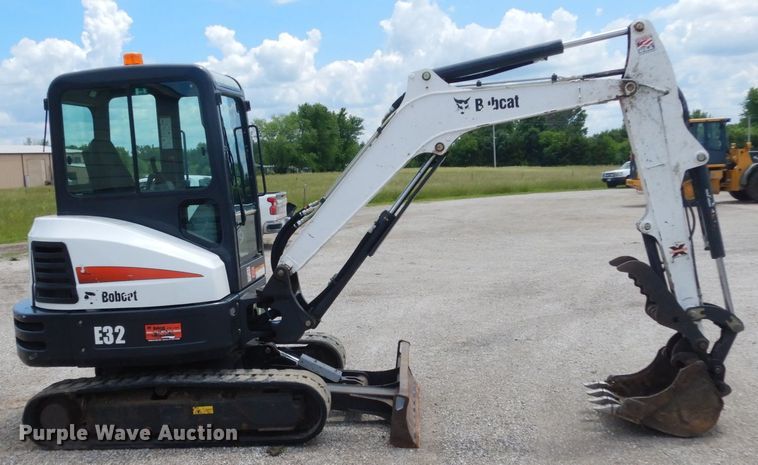 image for item IL9495 2015 Bobcat E32  mini excavator