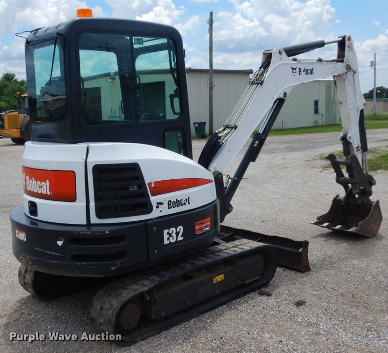 image for item IL9495 2015 Bobcat E32  mini excavator