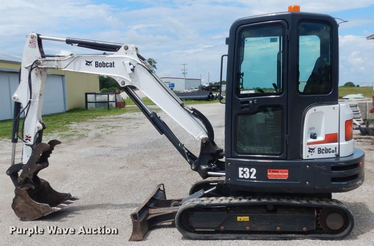 image for item IL9495 2015 Bobcat E32  mini excavator