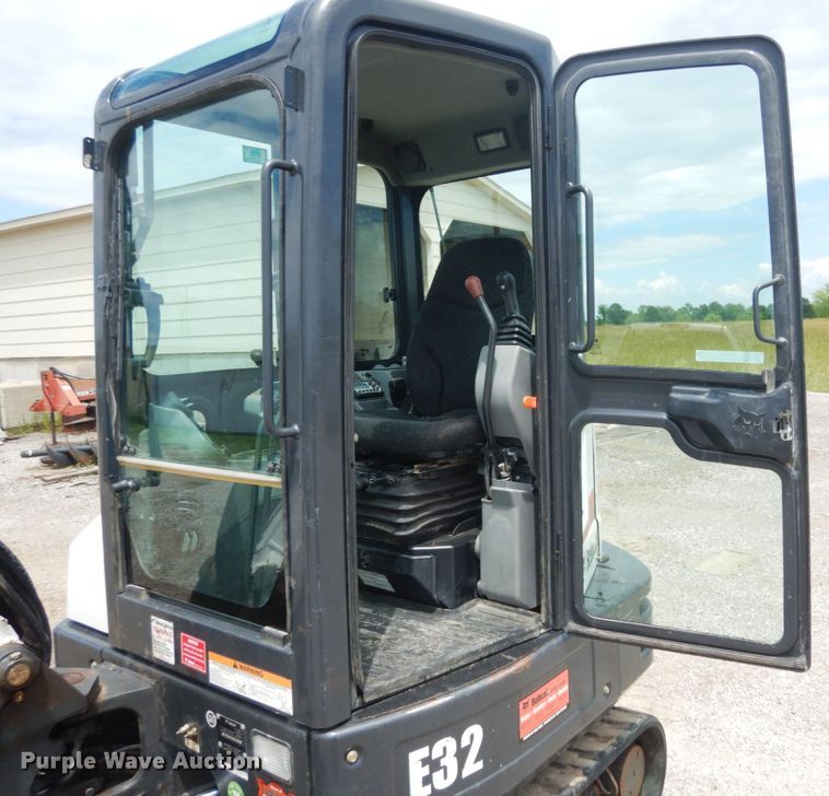 image for item IL9495 2015 Bobcat E32  mini excavator