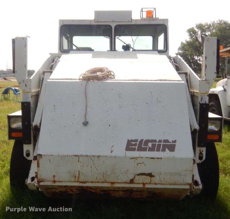 image for item IP9943 1995 Elgin Pelican P  street sweeper