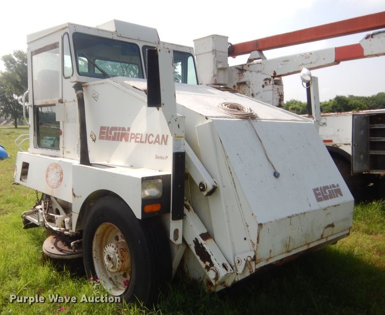 image for item IP9943 1995 Elgin Pelican P  street sweeper
