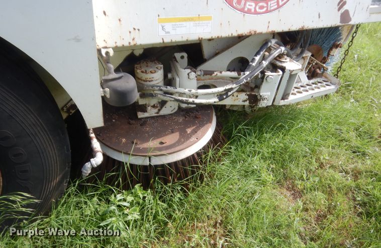 image for item IP9943 1995 Elgin Pelican P  street sweeper