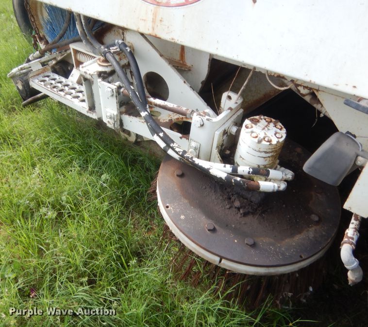 image for item IP9943 1995 Elgin Pelican P  street sweeper