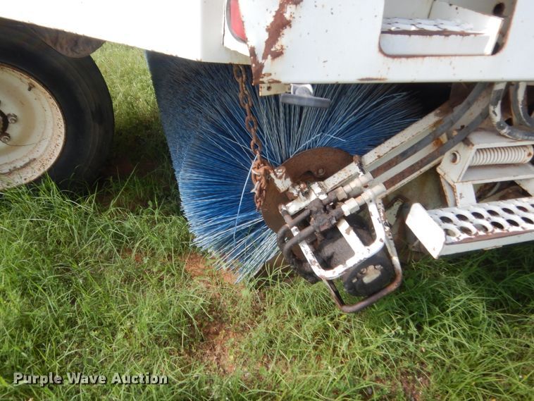 image for item IP9943 1995 Elgin Pelican P  street sweeper