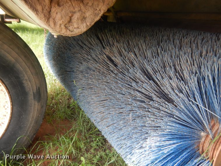 image for item IP9943 1995 Elgin Pelican P  street sweeper