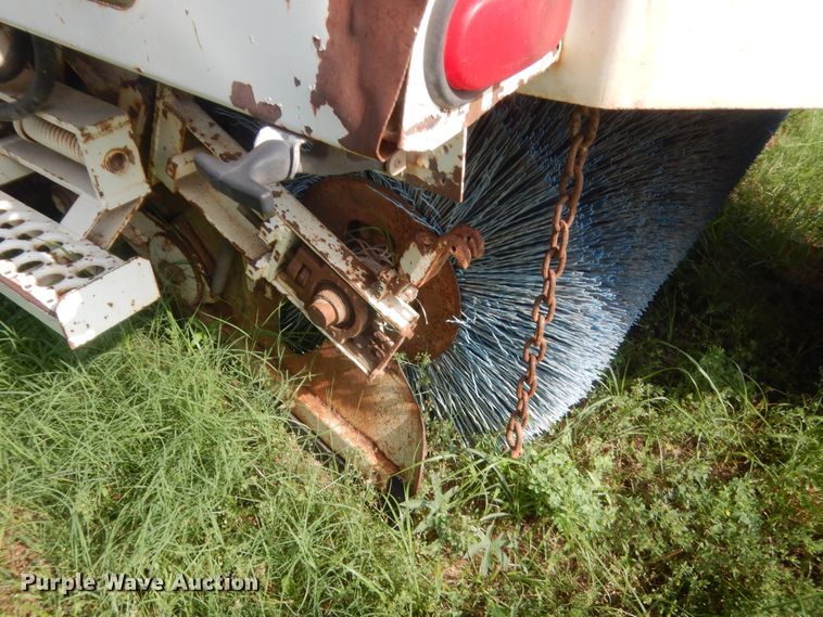 image for item IP9943 1995 Elgin Pelican P  street sweeper