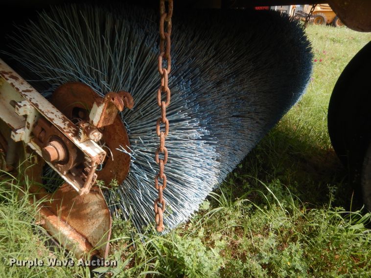 image for item IP9943 1995 Elgin Pelican P  street sweeper