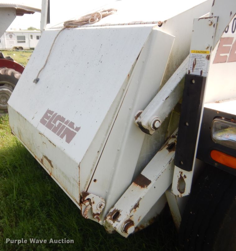 image for item IP9943 1995 Elgin Pelican P  street sweeper