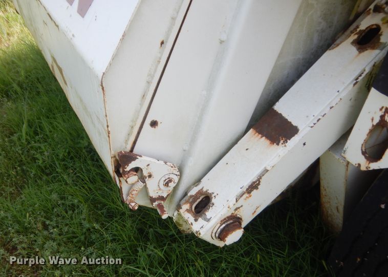 image for item IP9943 1995 Elgin Pelican P  street sweeper