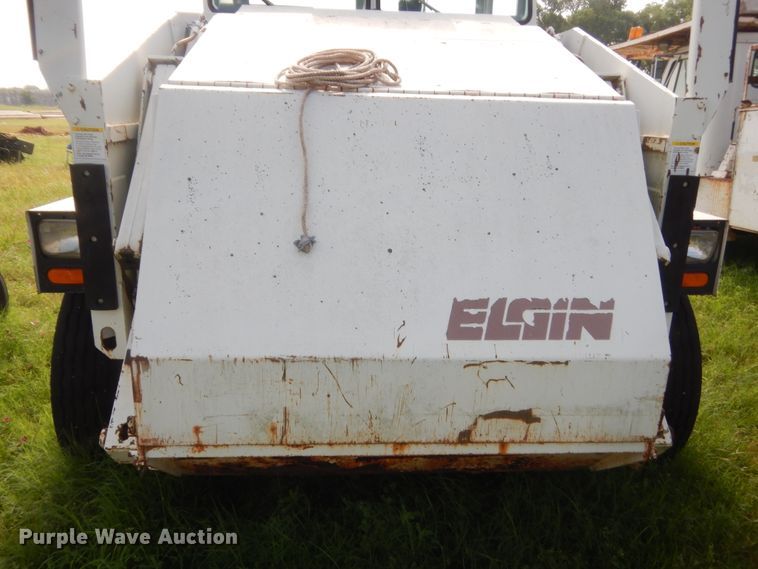 image for item IP9943 1995 Elgin Pelican P  street sweeper