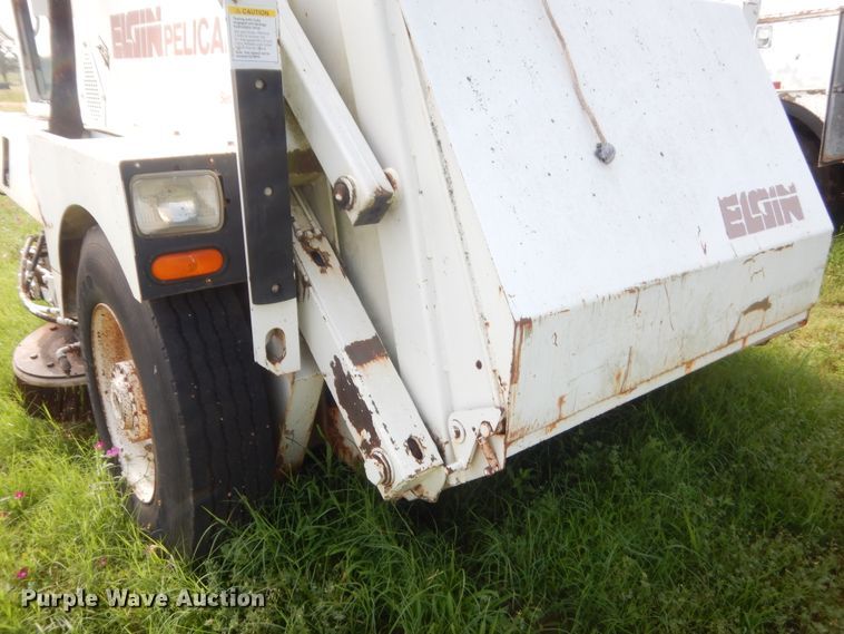 image for item IP9943 1995 Elgin Pelican P  street sweeper