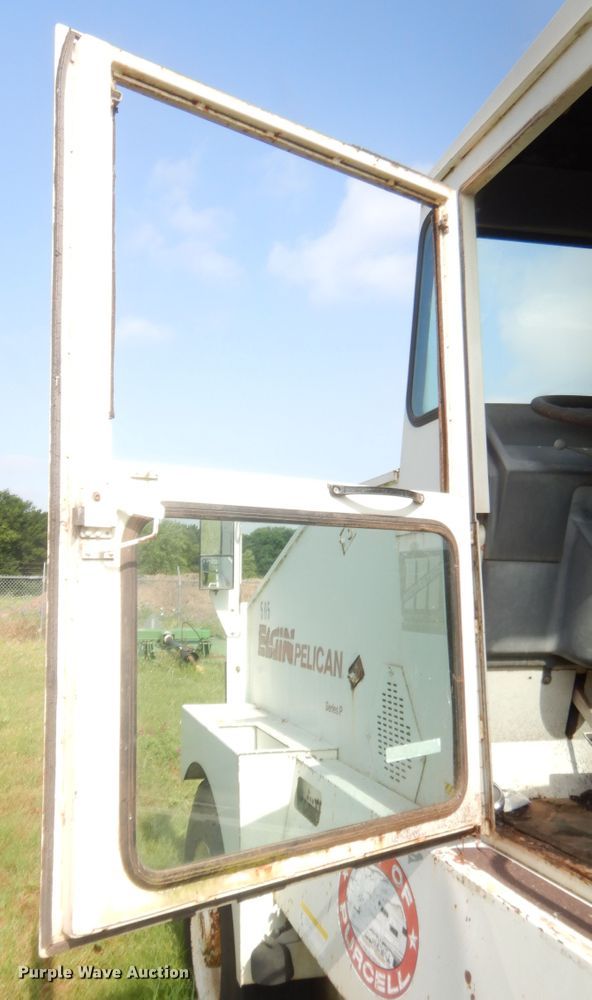 image for item IP9943 1995 Elgin Pelican P  street sweeper