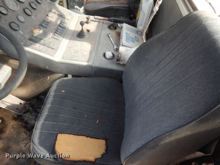 image for item IP9943 1995 Elgin Pelican P  street sweeper