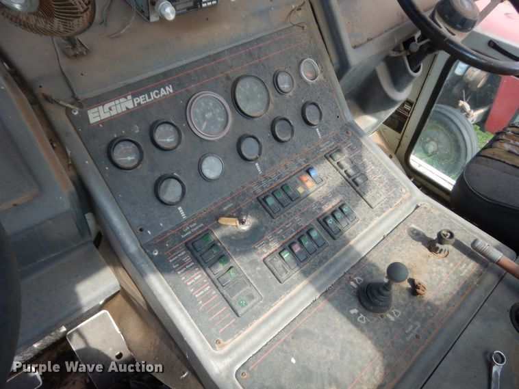 image for item IP9943 1995 Elgin Pelican P  street sweeper