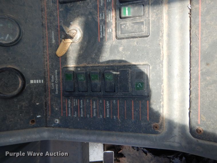 image for item IP9943 1995 Elgin Pelican P  street sweeper